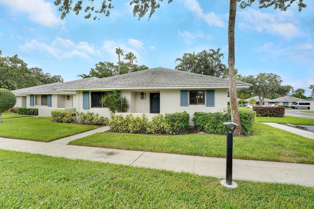 Photo of 828 Club Drive, Palm Beach Gardens, FL 33418 (MLS # R11131752)