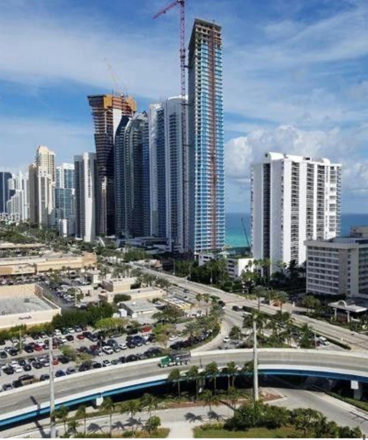 GREAT 3 BEDROMS UNIT LOCATED IN THE ELEGANT ST TROPEZ BULDING IN SUNNY ISLES, AMAZING COMMOM AREAS AND AMENITIES, PRIVATE BEACH ACCESS, GYM, SAUNA, INFINITI POOL AND MUCH MORE.