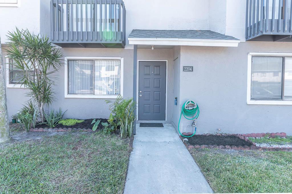 Easy move in, only first and security. NO last month needed. This move in ready ready beautiful townhouse offers SS appliances, beautiful tile and laminate flooring, full size washer and dryer. Cana Lake is ideally located close to PBIA, shopping and dinning. Come take a look, you will fall in love.