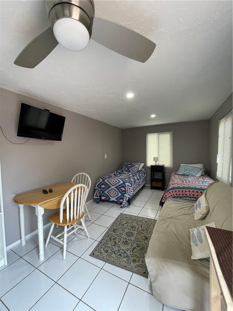 1415 NE 25th St STUDIO
