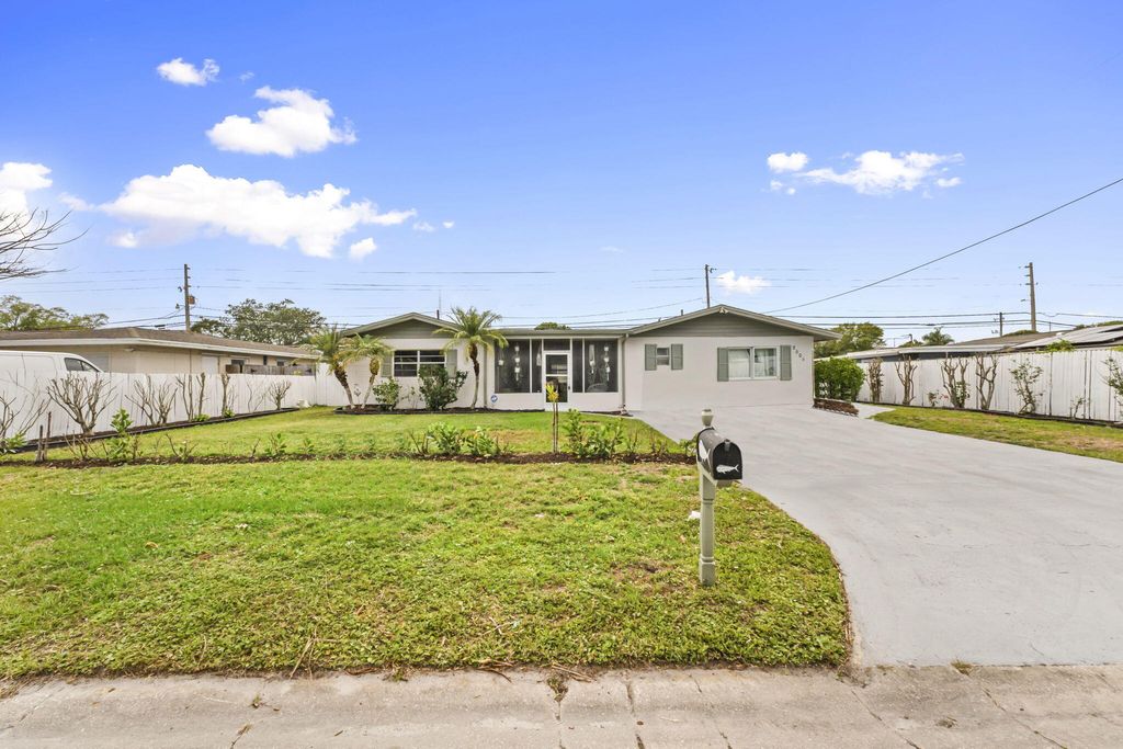 Photo of 2503 Chesterfield Drive, Fort Pierce, FL 34982 (MLS # B26005319)