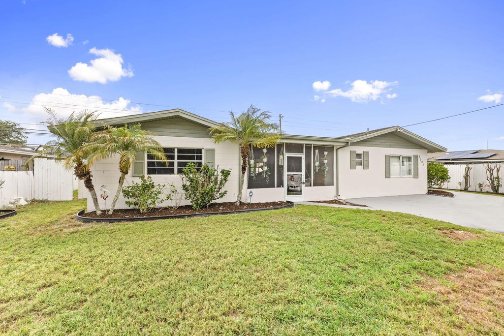 Photo of 2503 Chesterfield Drive, Fort Pierce, FL 34982 (MLS # B26005319)