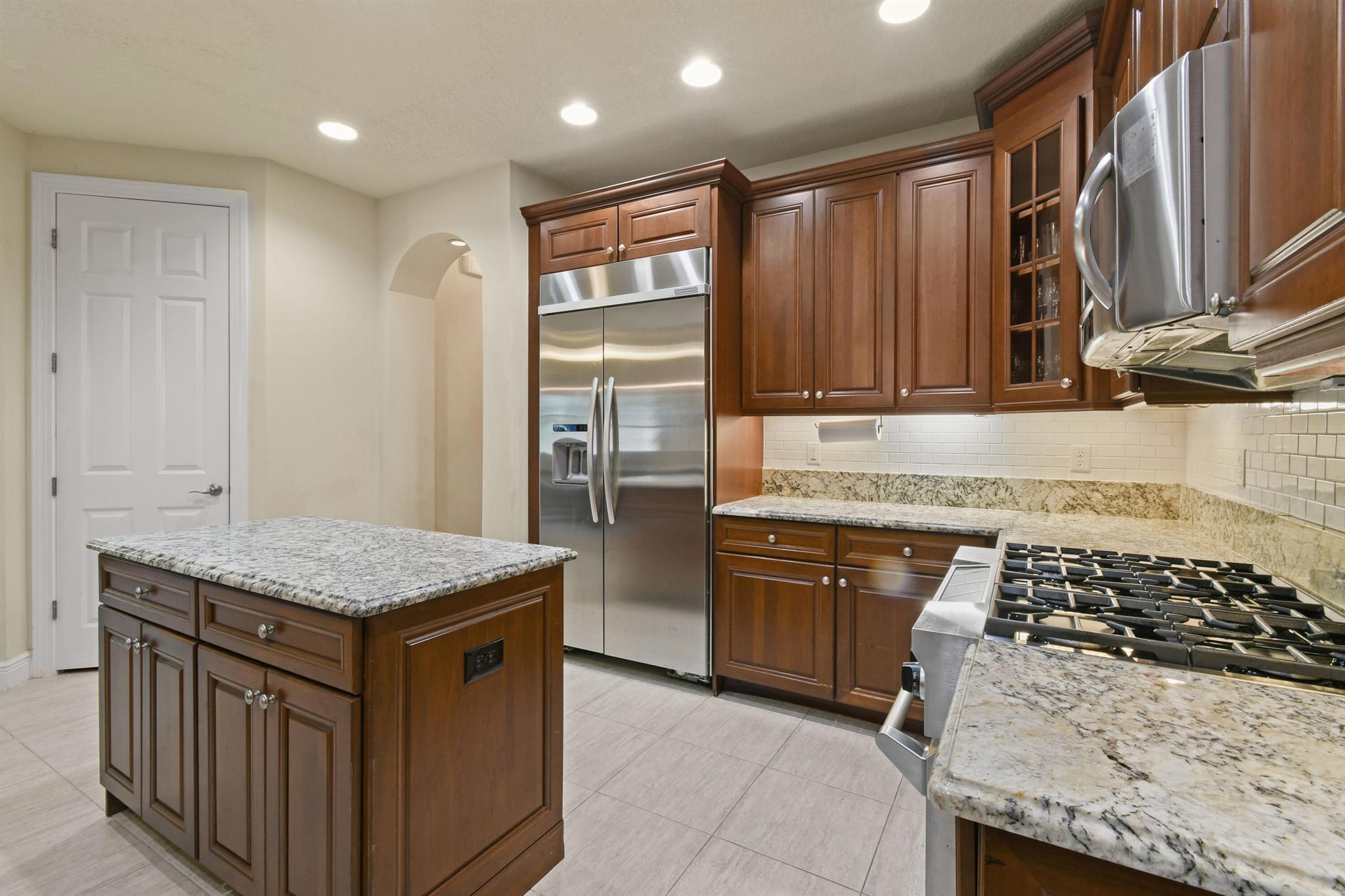 CARRIAGE HOMES AT FRENCHM - Residential