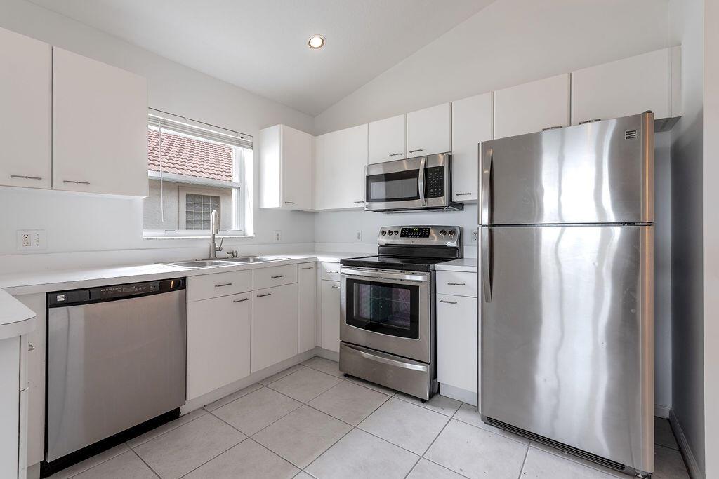 WELLINGTONS EDGE PAR 76 P - Residential Lease