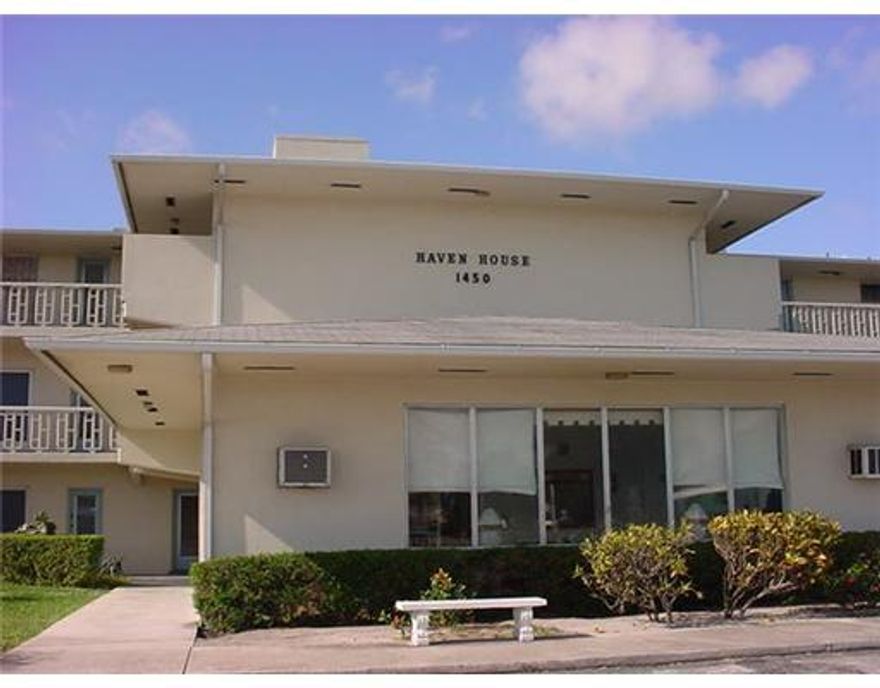 NICELY REMODELED 1ST FLOOR UNIT IN WELL KEPT HAVEN HOUSE 5.DARK WOOD KITCHEN W/NEUTRAL ACCENTS.MICROWAVE, NEW W-T-W OAK LAMINATE FLOORS, 2 CEILING FANS W/LED LIGHTING, DESIGNER WALL COLORS,TONS OF STORAGE.TUB/SHOWER COMBO IN UPDATED BATH,2 WALL AC UNITS,S-T-S BEDRM CLOSET FOR AMPLE STORAGE,1 STALL PARKING,NO PETS,COIN OP LAUNDRY ON SITE,WALKING DIST TO EATS,GROCERY,SHOPS,QUIK APPROVAL, MOVE IN W/IN 48 HRS.DIAL LOCKBOX,SHOWASSIST FOR CODE.