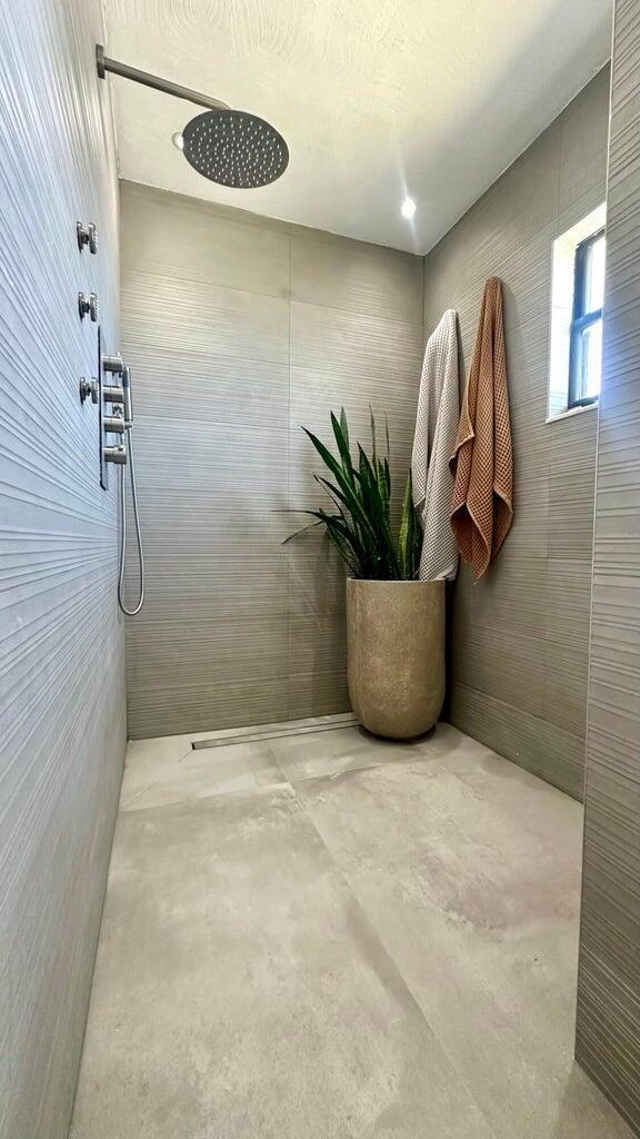 PINEWOOD EAST 2 OF WELLIN - Residential Lease