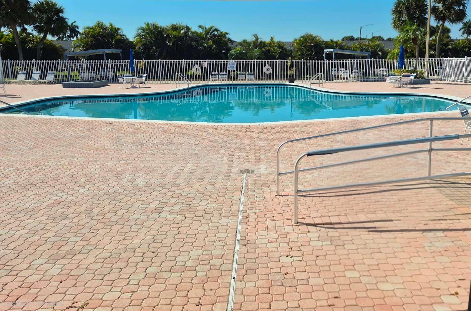 CRESTHAVEN VILLAS CONDO 13 - Residential