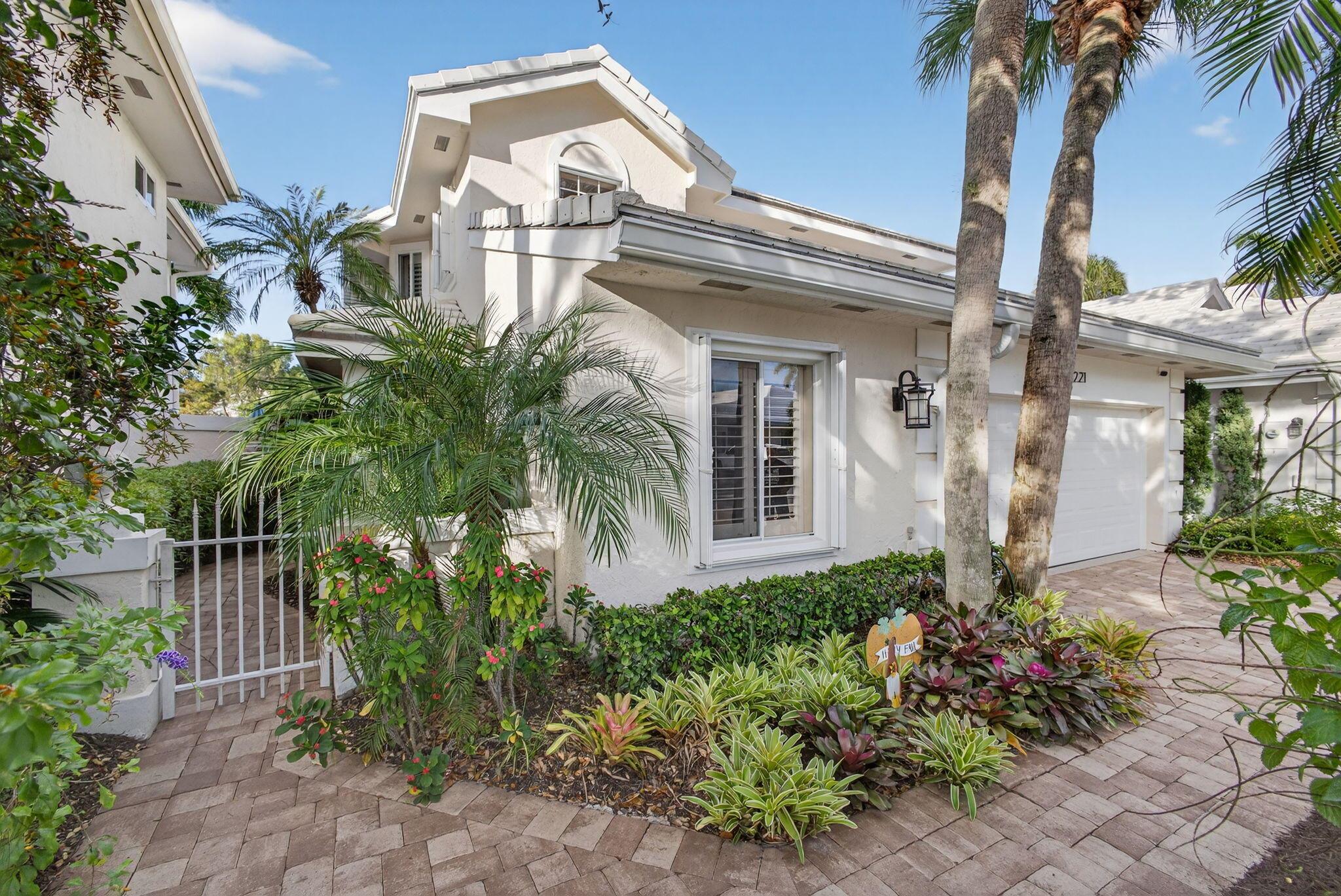 221 Canterbury Drive W