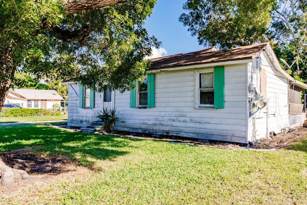 Photo of 12374 Lakeshore Drive, Canal Point, FL 33438 (MLS # R10936579)
