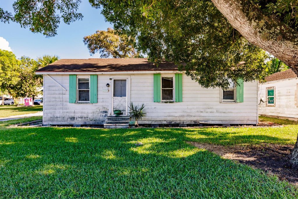 Photo of 12374 Lakeshore Drive, Canal Point, FL 33438 (MLS # R10936579)