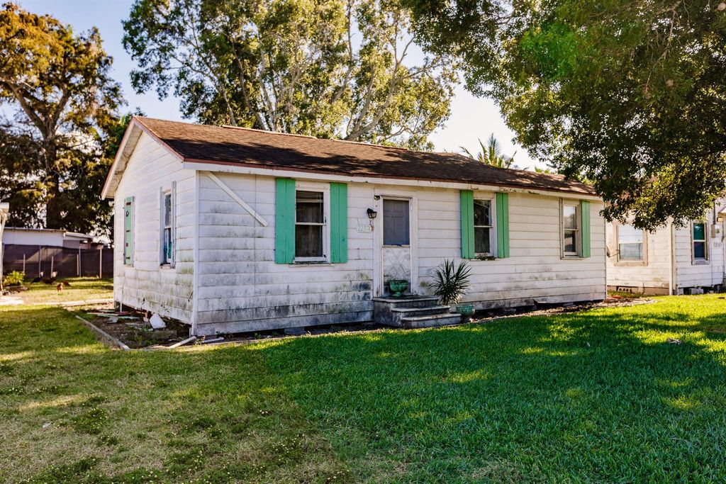 Photo of 12374 Lakeshore Drive, Canal Point, FL 33438 (MLS # R10936579)