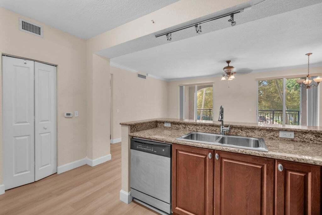 VIZCAYA LAKES CONDO - Residential