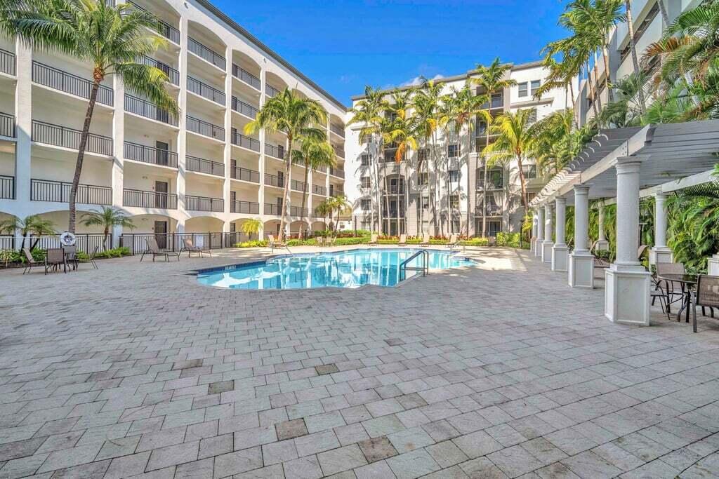 VIZCAYA LAKES CONDO - Residential
