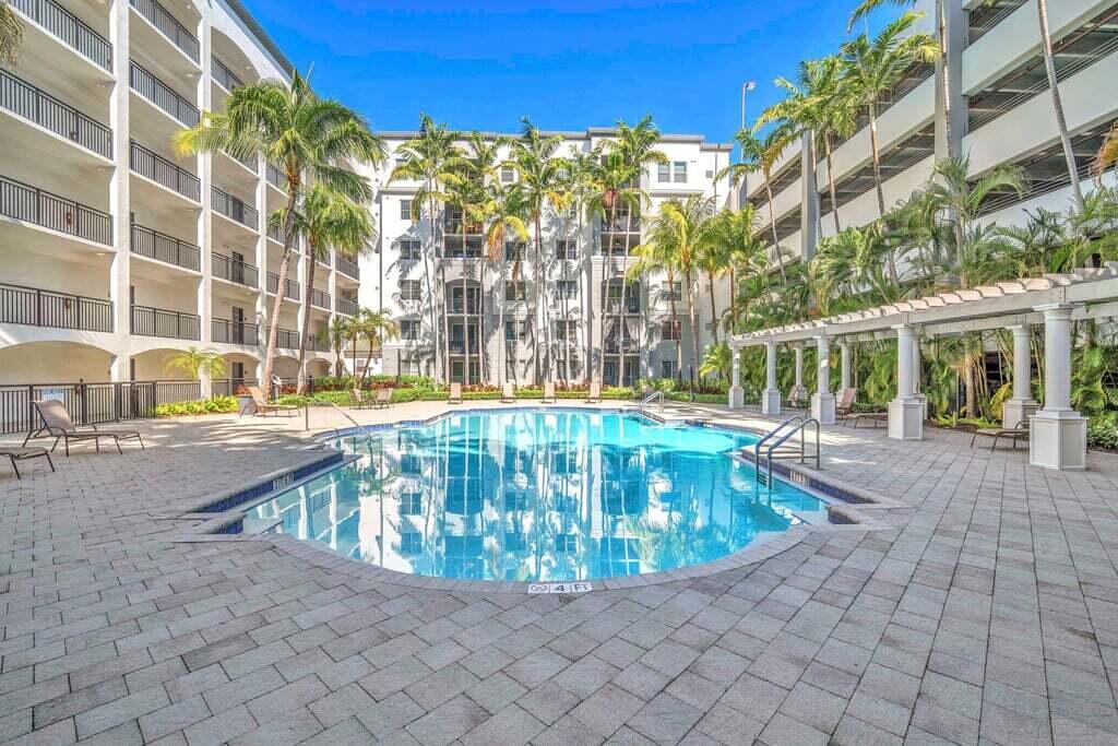 VIZCAYA LAKES CONDO - Residential