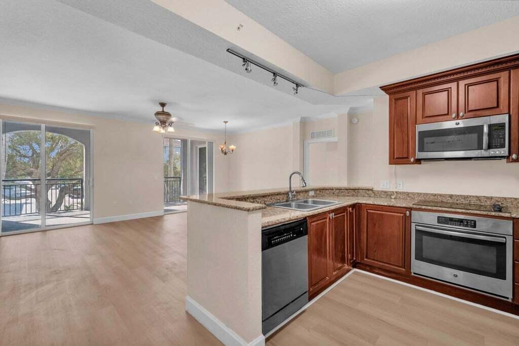 VIZCAYA LAKES CONDO - Residential