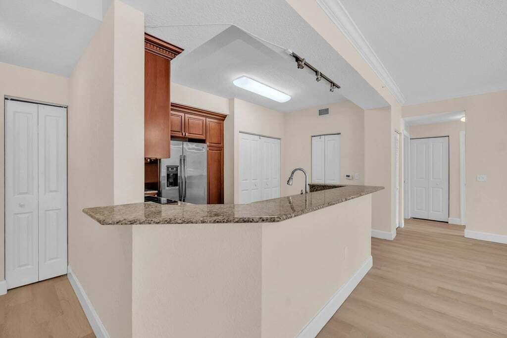 VIZCAYA LAKES CONDO - Residential