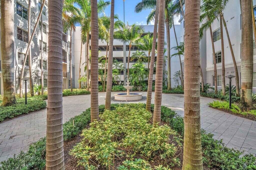 VIZCAYA LAKES CONDO - Residential
