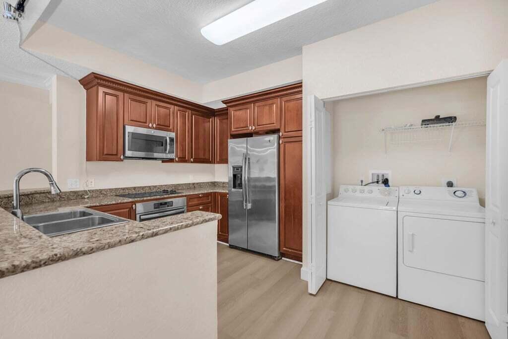 VIZCAYA LAKES CONDO - Residential