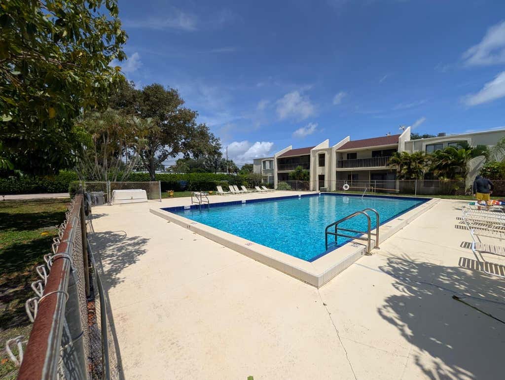 Photo of 150 Pineview Road #Apt E6, Jupiter, FL 33469 (MLS # B26034312)