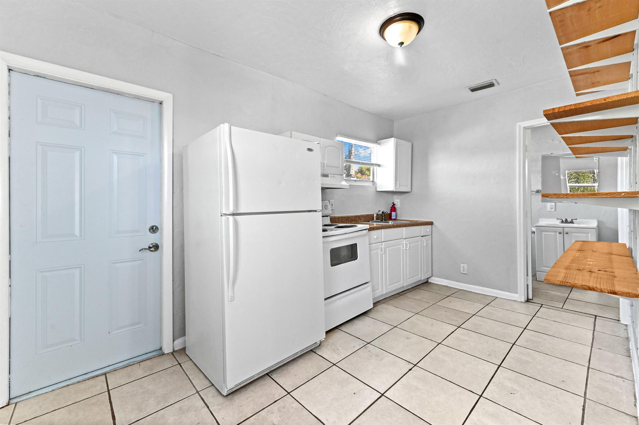 COLONIAL ESTATES - Residential Lease