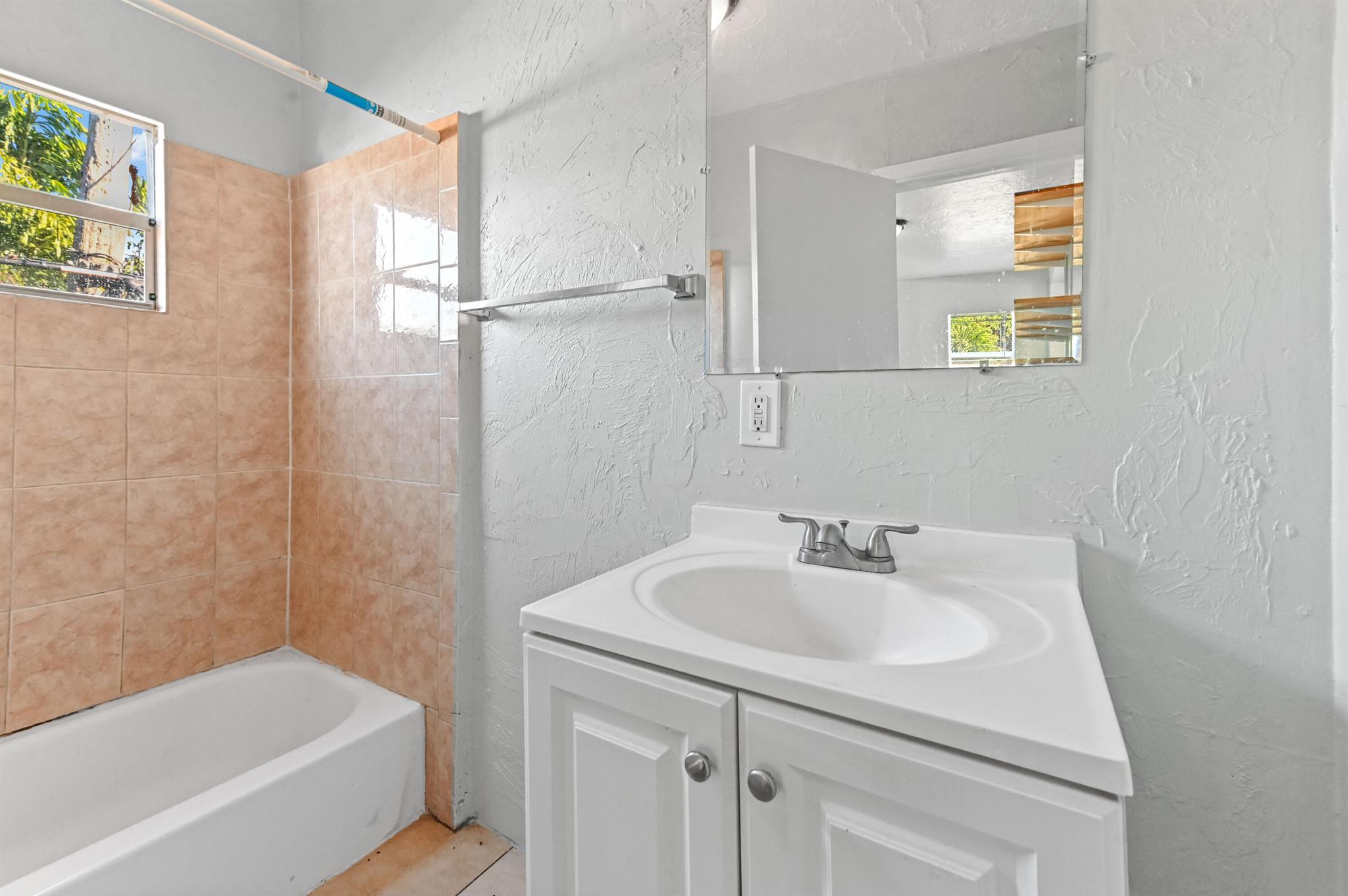 COLONIAL ESTATES - Residential Lease