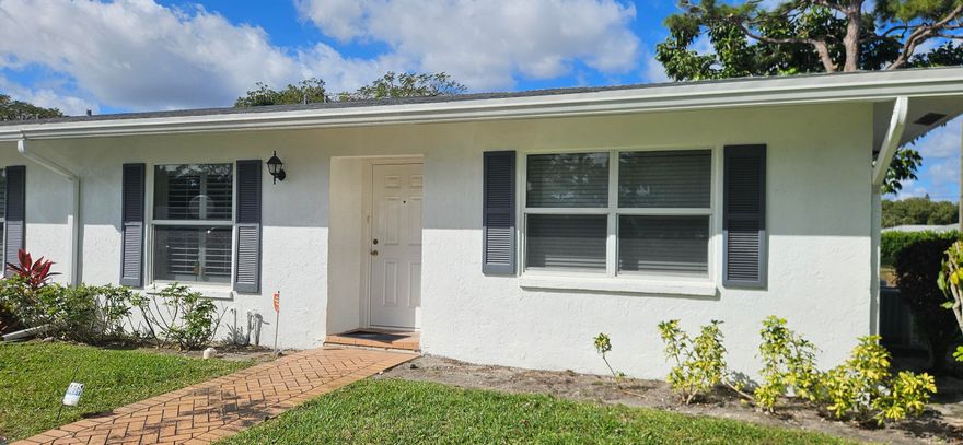 Fabulous villa end corner unit. Renovated kitchen and bathrooms. Pool and tennis. Open floor plan, wth enclosed Fla room with laundry. Private patio.