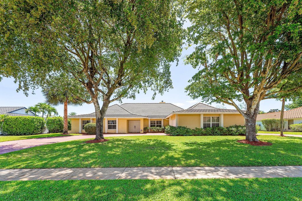 Photo of 2099 Greenview Cove Drive, Wellington, FL 33414 (MLS # B26011341)