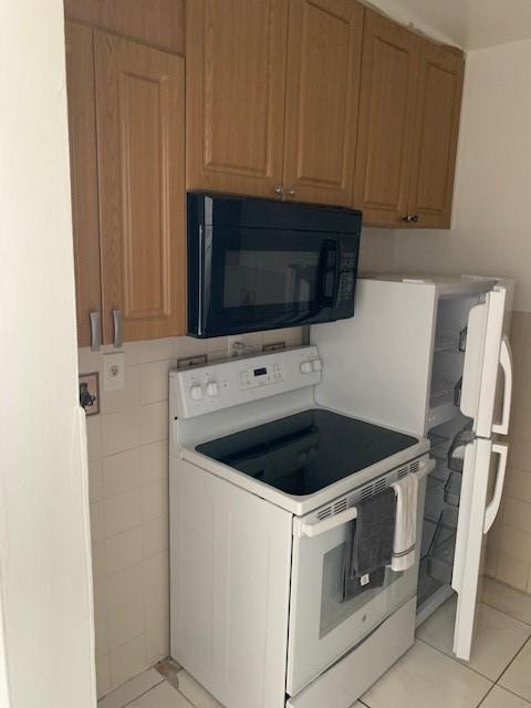 Bay White House Condo 01 - Residential Lease