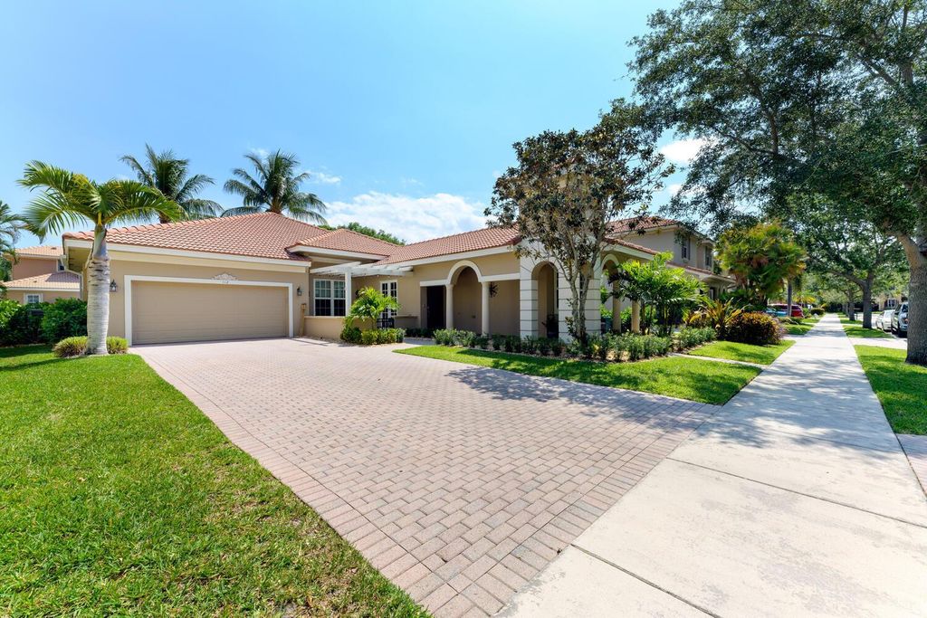 Photo of 112 Via Santa Cruz, Jupiter, FL 33458 (MLS # R10965434)