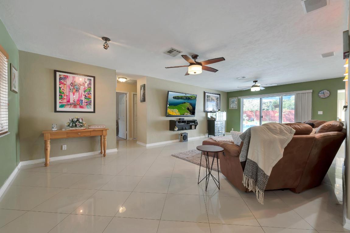 PALM BEACH NATL GOLF AND COUNTRY CLUB ESTATES 1 - Residential