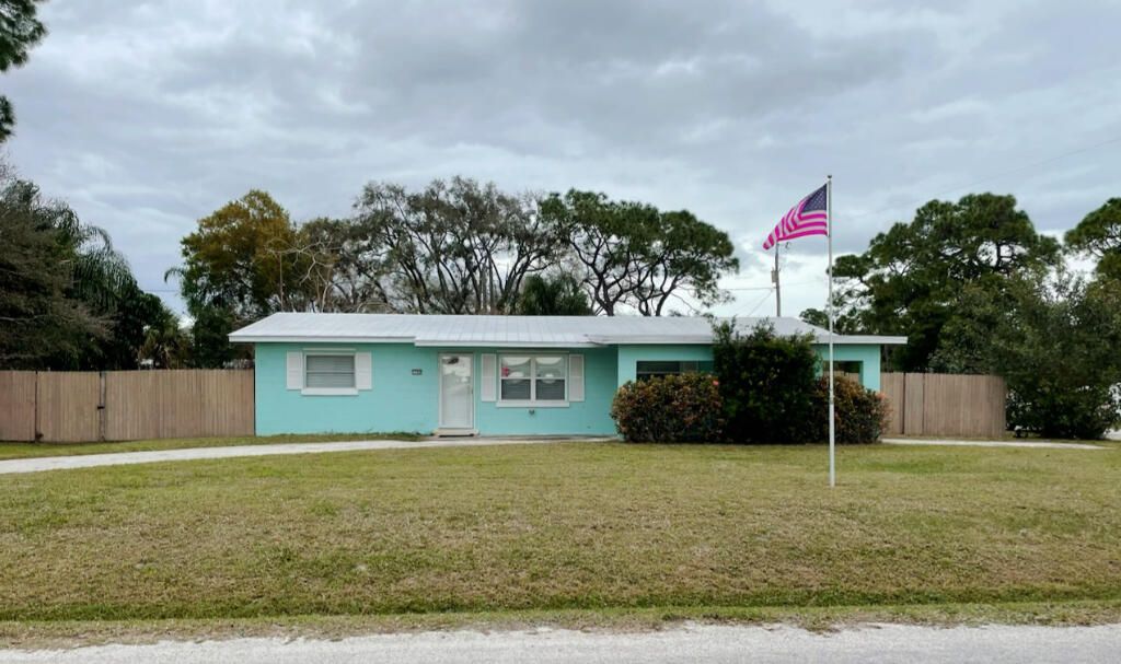 Photo of 1700 Linwood Avenue, Fort Pierce, FL 34982 (MLS # R10953052)