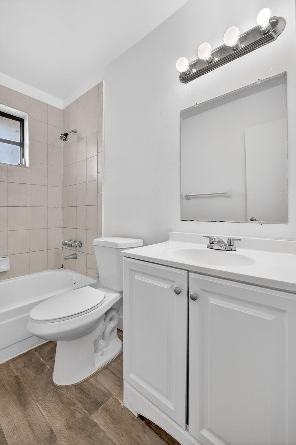 EL SOL AT MAINSTREET - Residential Lease