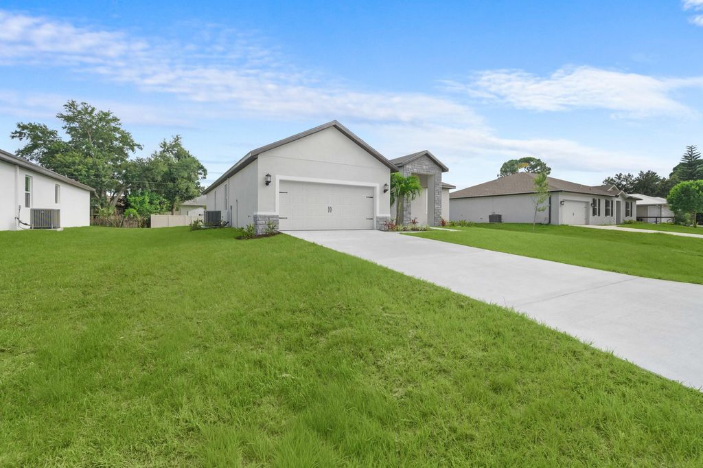 Photo of 7876 104th Avenue, Vero Beach, FL 32967 (MLS # B26042377)