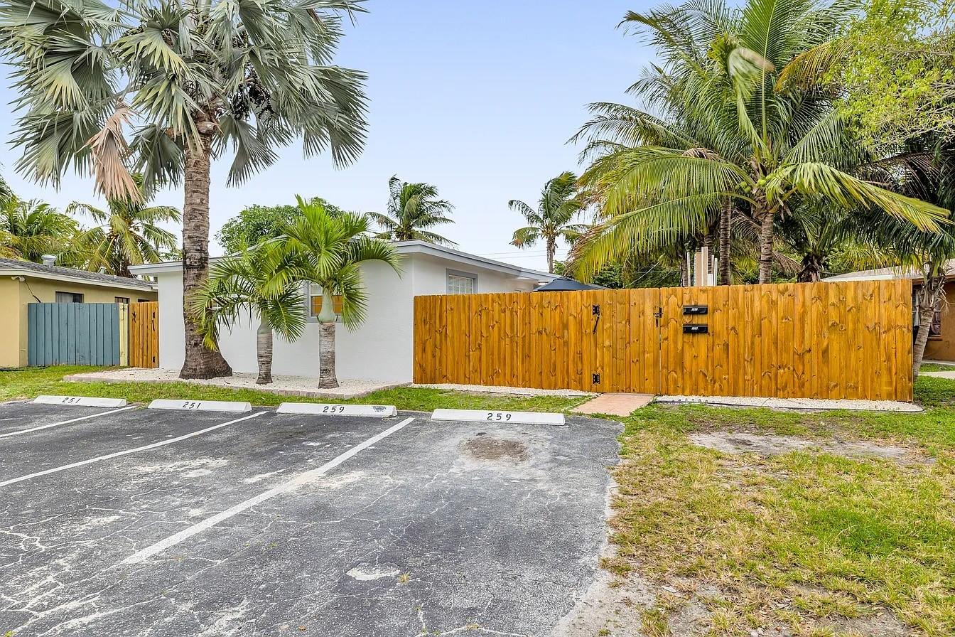 251 NE 40th Ct
