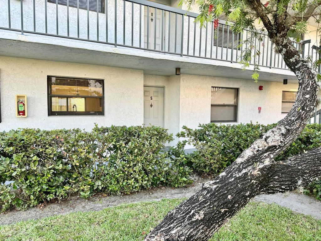 Photo of 1271 SE Parkview Place #5, Stuart, FL 34994 (MLS # R10971545)