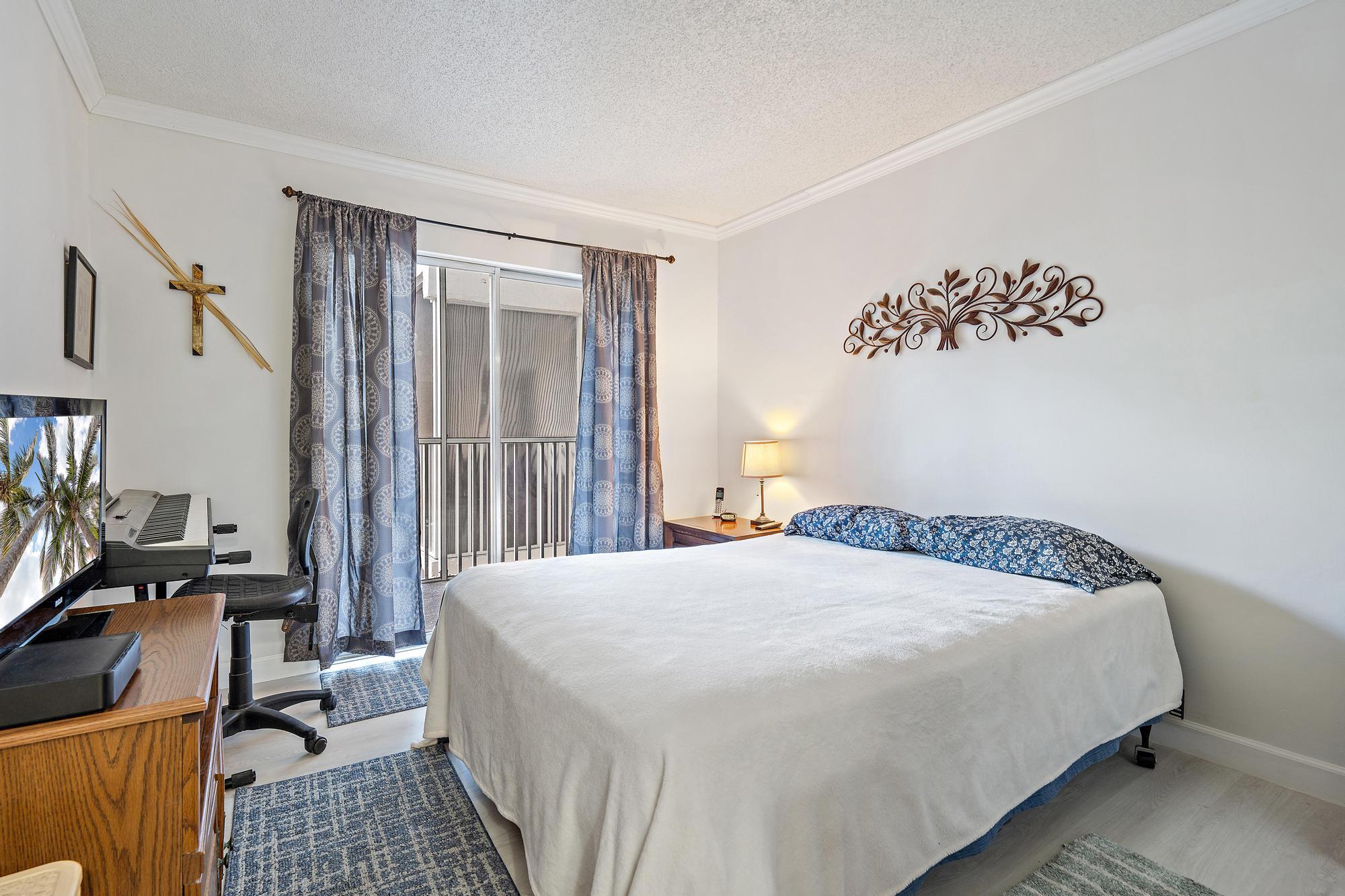 1516 S Lakeside Drive 207