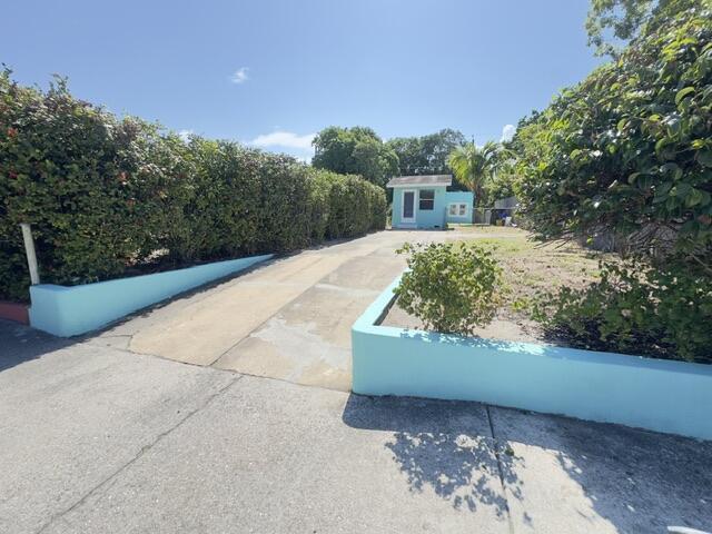 Investor/builder opportunity. 1925 frame-stucco house--about 514 sq ft living area (Palm Beach County Property Appraiser) on a 3,484 sq ft / 0.08-acre lot. Zoning SF-TF-14. Not on historic district so it is easier to make improvements. Current layout: 1 bedroom / 1 bath, tile floors, natural-gas line at rear alley. Recent exterior paint. Driveway curb-cut provides off-street parking. Walk or bike to downtown shops and restaurants; minutes to the beach and I-95. Sold AS-IS. All measurements and information believed accurate but not guaranteed (buyers to verify).