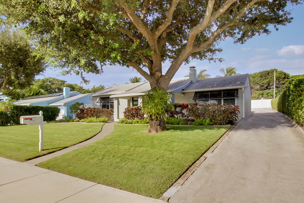 Photo of 1111 N B Street, Lake Worth Beach, FL 33460 (MLS # B26085619)