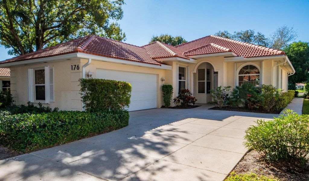 Photo of 176 E Tall Oaks Circle, Palm Beach Gardens, FL 33410 (MLS # R11154206)