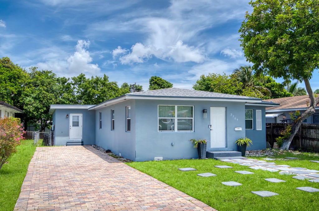 Photo of 2709 Dewey Street, Hollywood, FL 33020 (MLS # B26062225)
