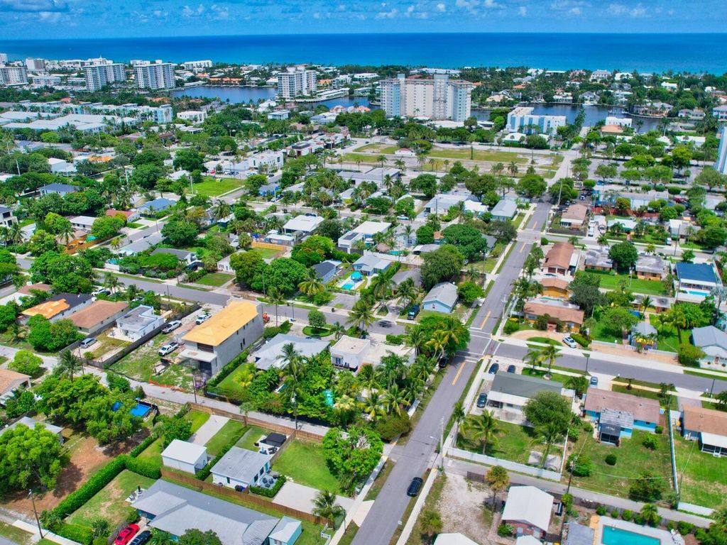 Photo of 201 SE 7th Street, Delray Beach, FL 33483 (MLS # B26013143)