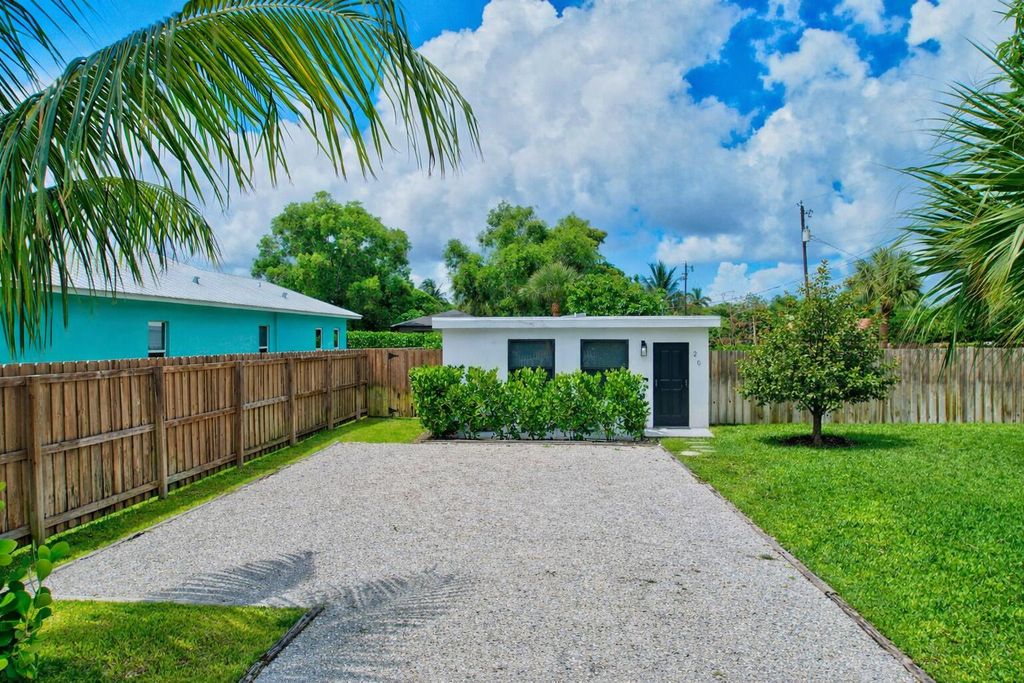 Photo of 201 SE 7th Street, Delray Beach, FL 33483 (MLS # B26013143)