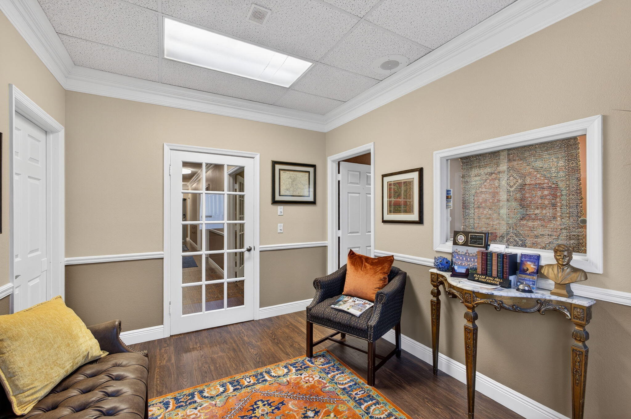 Main image without alt text