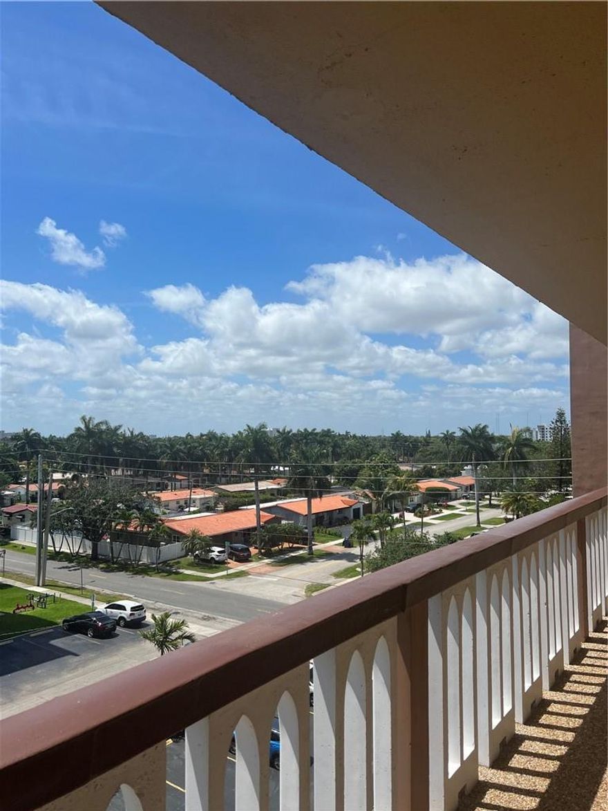 SPACIOUS 1BED/ 1.5 BATH CONDO IN CENTRAL LOCATION...CURRENT OWNERS HAVE ENJOYED THIS CONDO AND NOW TIME FOR NEW OWNER !! NEEDS UPDATING BUT WELL WORTH IT.  NICE SCREENED PATIO OVERLOOKING COURTYARD ..POOL ,BBQ, AND SHUFFLE BOARD AREAS ARE ALWAYS FUN.. WALK TO SHOPPING .MINS TO THE BEACH, RACETRACK AND ALL SOUTH FLORIDA FUN!!