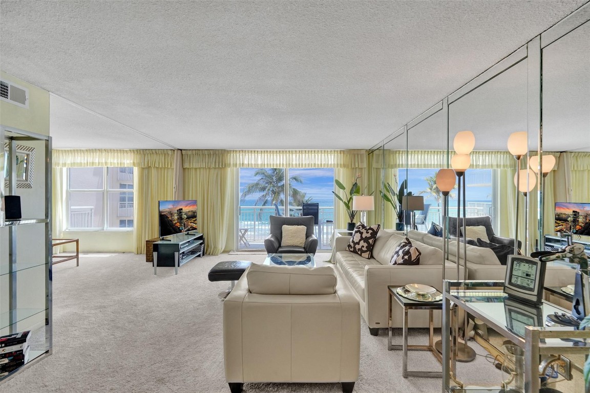 1051 Hillsboro Mile 307E