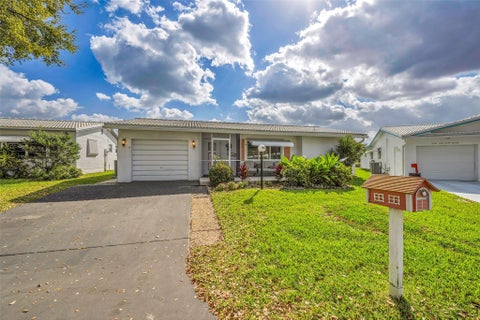 Tiny photo for 1010 NW 89th Way, Plantation, FL 33322 (MLS # B26051121)