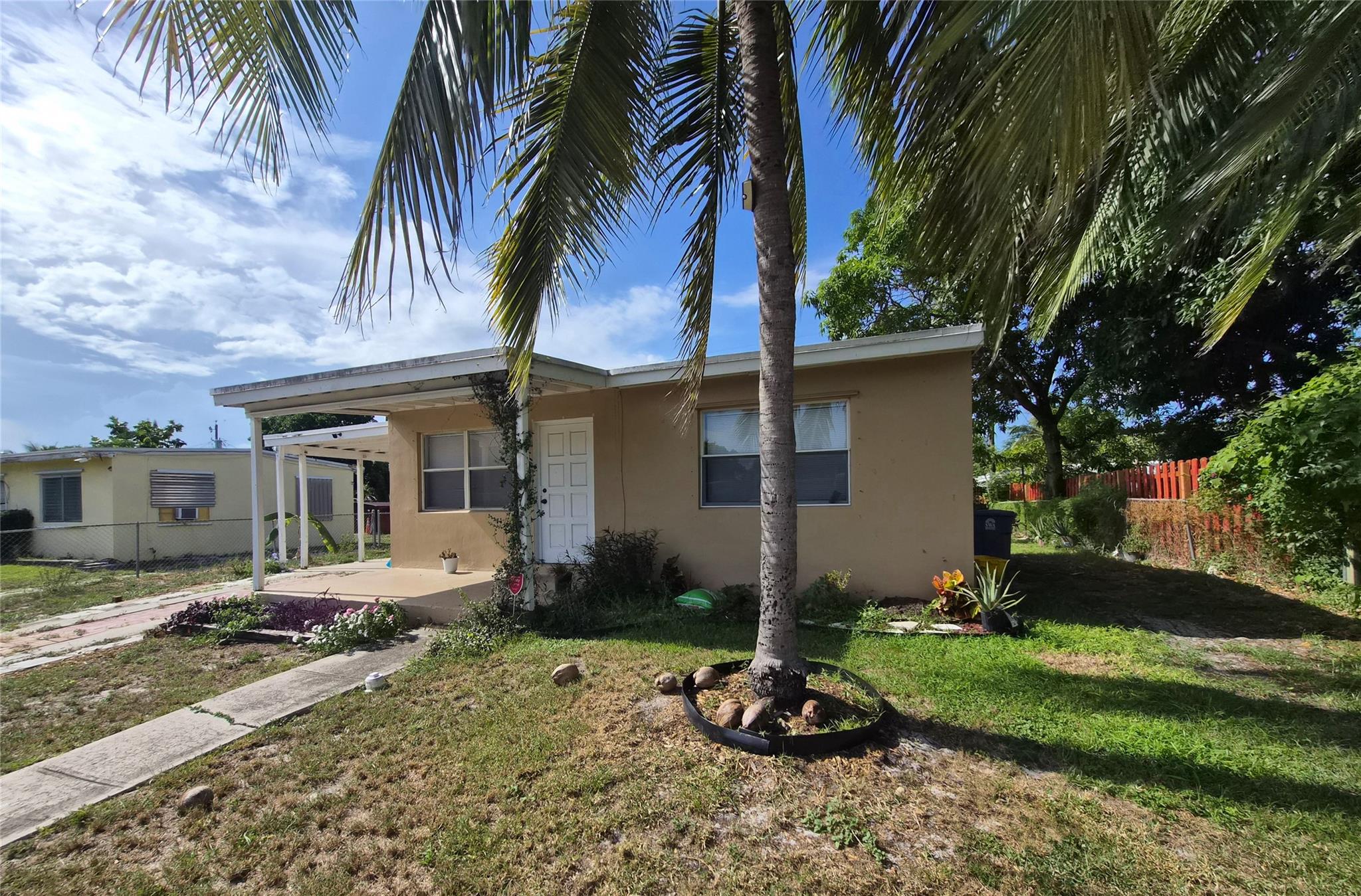 Cute 2 bedroom, 1 bath home with a carport. This home has a laundry room with a washer and dryer. It sits on a big lot and needs light TLC.
Private money available, no low-ball offers.