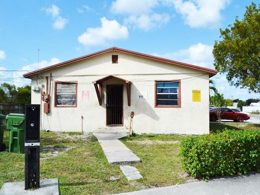 CASH COW!  FULLY LEGAL EIGHT UNIT ROOMING HOUSE.  CURRENTLY SEVEN ROOMS RENTED WITH ONE ROOM USED AS STORAGE BUT IS FULLY RENTABLE.  LONG TERM DEPENDABLE TENANTS.  EACH ROOM EQUIPPED WITH FULL BATHROOM AND WALL UNIT AC SYSTEM.  LARGE ROOMS AT 14'5" X 11'5" IN SIZE PLUS CLOSET.  OWNER PAYS ELECTRIC AND WATER UTILITIES FOR ALL UNITS.  NO KITCHEN FACILITIES.  RECENTLY INSTALLED NEW WATER HEATER AND NEWER AC UNITS IN ALL ROOMS.  THIS PROPERTY HAS TREMENDOUS CASH FLOW AND GENERATES GREAT INVESTMENT RETURNS!