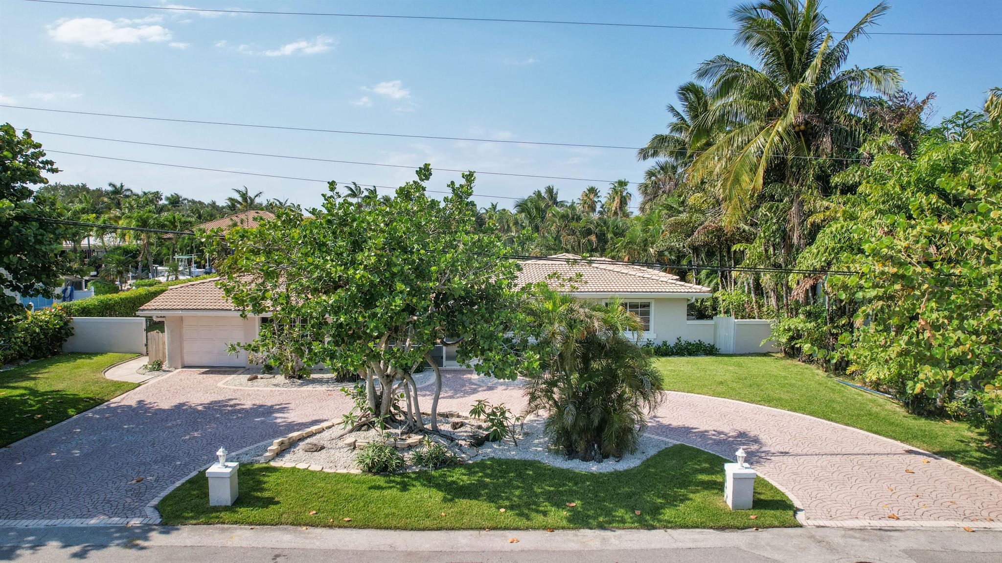 \ Recently updated 4BED 2 FULL BATHS PLUS GARAGE -A Water front home situated In exclusive Lighthouse point on a private street. Boaters bring your boats this property has a 100 feet of waterfront, a brand new dock and is minutes from the Hillsboro inlet on a deep wide canal! NO FIXED BRIDGES!!, The home has a brand new kitchen and large living spaces with plenty of room to entertain! Perfect family home in a family friendly neighborhood! Pets allowed, bring your furry family members! Call today for showing! EASY - FAST approval.
