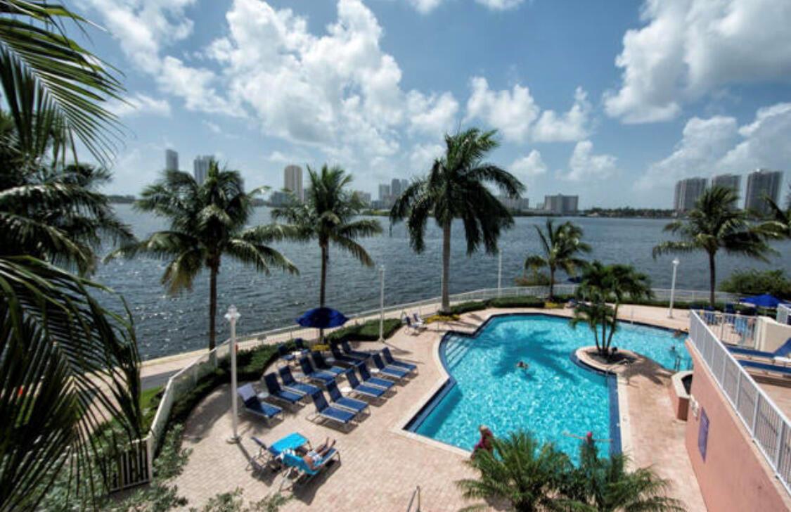 BEAUTIFUL 3/2/1 UNIT, ESPECTACULAR VIEWS! FURNISHED DONT MISS IT ! WON'T LAST! CALL NOW!